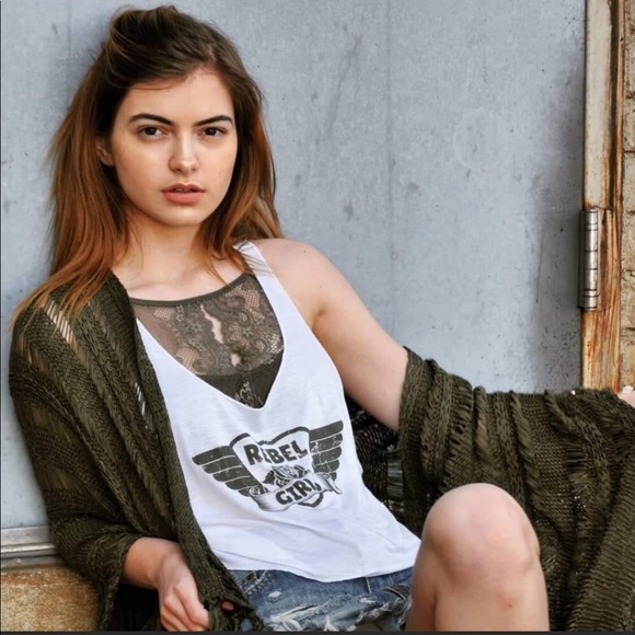 🦞 Rebel Girls Crop Top - Picture 2 of 5